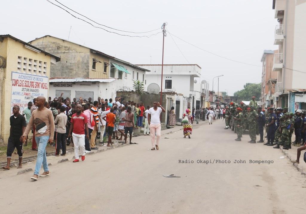 Les manifestants devant la police le 31/12/2017 à Kinshasa lors de la marche initiée par le Comité laïc de coordination (CLC). Radio Okapi/Ph. John Bompengo