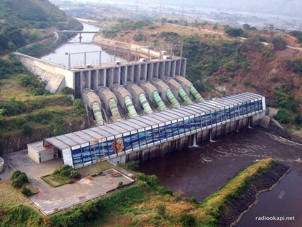 Vue d&rsquo;avion sur Inga 2: le canal d&rsquo;amené, le barrage, les conduites forcées, et la centrale. 2005.