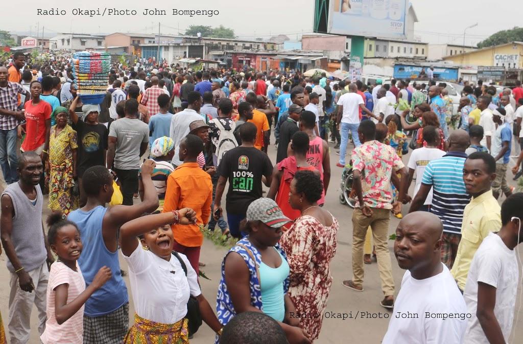 Les manifestants devant la police le 31/12/2017 à Kinshasa lors de la marche initiée par le Comité laïc de coordination (CLC). Radio Okapi/Ph. John Bompengo