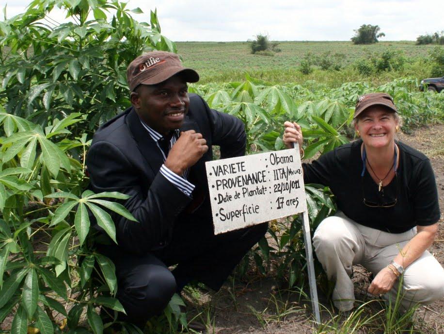 ( De gauche à droite) le ministre provincial de l’agriculture de Kinshasa, Noël Botakele et la directrice de l’USAID en RDC, Diana Putman, lors du lancement du projet FPPM au plateau de Bateke. 20/03/2012