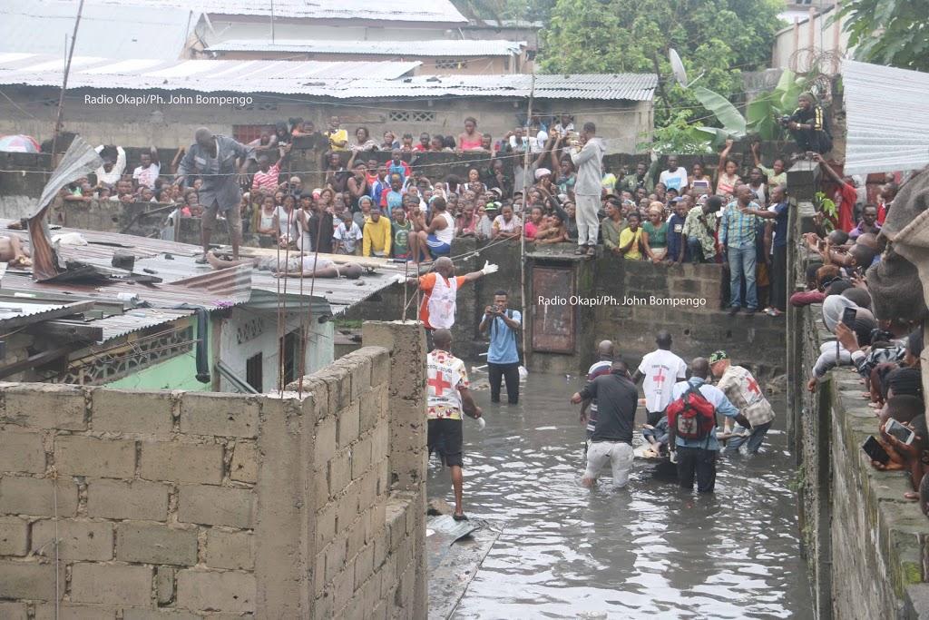 Les volontaires du quartier et ceux de la Croix rouge locale évacuent des corps de cinq enfants morts dans l’inondation due à la forte pluie qui s’est abattue la nuit de mercredi à jeudi 4/01/2018 à Kinshasa. Radio Okapi/Ph. John Bompengo