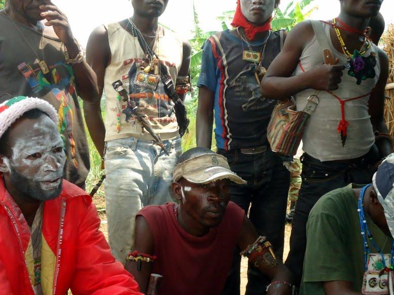 (Assis à l’avant-plan de gauche à droite) le commandant Kaisse, le lieutenant Faza et Mukundu Kundu, commandant des opérations des Maï-Maï du Congrès des peuples du Katanga (CPK), actifs entre Mitwaba et Pweto au Katanga. (Ph. C. Djuma)