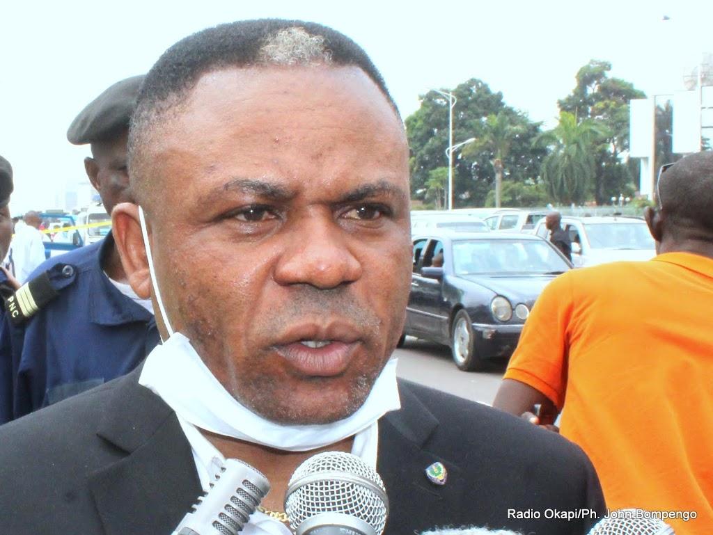 Le bourgmestre de la commune de la Gombe à Kinshasa, Dolly Makambo Nawezi lors de la découverte d’un corps sans vie par la police scientifique congolaise dans un caniveau le long du boulevard du 30 juin à Kinshasa le 05/01/2016. Radio Okapi/Ph. John Bompengo