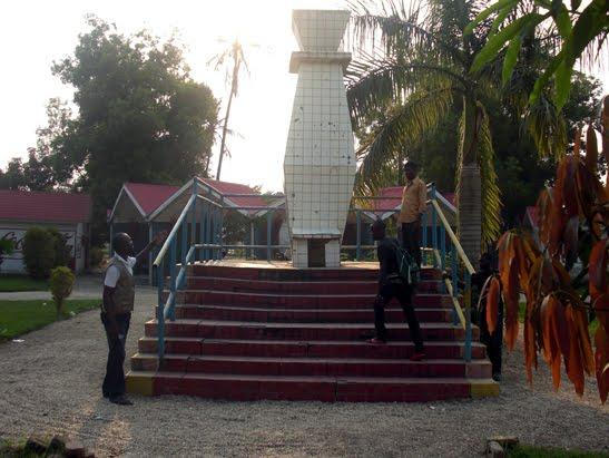 Des habitants de Kisangani visitent la place du 4 janvier qui rappelle la mémoire des martyrs de l’indépendance. Photo MONUSCO/André Kitenge