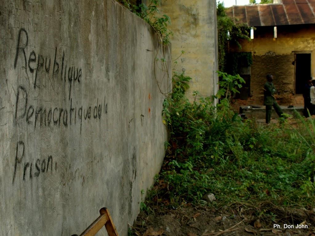 Des inscriptions sur le mur intérieur de la prison de Lodja, lors d’une visite des quelques responsables des agences des Nations unies le 18/1/2003. Ph- Don John