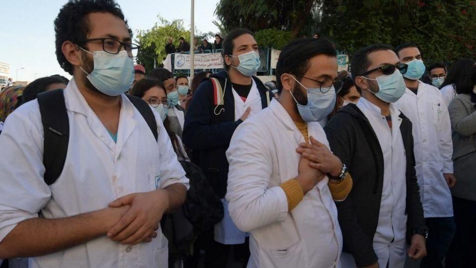Tunisian doctors and medical students demand the dismissal of the minister of health during a protest on December 4, 2020 in front of the headquarters of the ministry after the death of a resident doctor who fell from a broken hospital elevator. (Photo by FETHI BELAID / AFP)