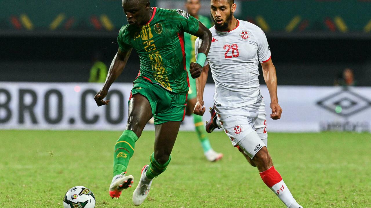 Mauritania&rsquo;s forward Pape Ibnou Ba (L) fights for the ball with Tunisia&rsquo;s midfielder Aissa Laidouni during the Group F Africa Cup of Nations (CAN) 2021 football match between Tunisia and Mauritania at Limbe Omnisport Stadium in Limbe on January 16, 2022. (Photo by Issouf SANOGO / AFP)