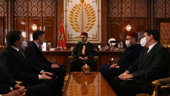 In this handout photograph taken and released by La Moncloa (Spanish Prime Minister&rsquo;s office) on April 7, 2022, Spain&rsquo;s Prime Minister Pedro Sanchez (3rd-L) attends a meeting with Morocco&rsquo;s King Mohammed VI (C) as part of his official visit in Morocco, at the Royal Palace in Rabat. – The meeting comes as the two nations moved to normalise ties after drawing a line under a bitter spat in mid-March, when Madrid changed its position on Western Sahara, a disputed territory claimed by Rabat. (Photo by Borja Puig de la BELLACASA / LA MONCLOA / AFP) / RESTRICTED TO EDITORIAL USE – MANDATORY CREDIT « AFP PHOTO / BORJA PUIG DE LA BELLACASA / LA MONCLOA » – NO MARKETING – NO ADVERTISING CAMPAIGNS – DISTRIBUTED AS A SERVICE TO CLIENTS