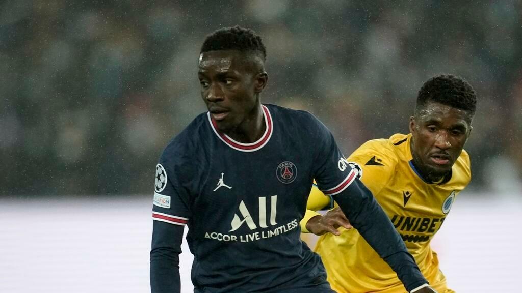PSG&rsquo;s Idrissa Gueye, left, challenges for the ball with Brugge&rsquo;s Wesley during the Champions League Group A soccer match between PSG and Club Brugge at the Parc des Princes stadium in Paris, France, Tuesday, Dec. 7, 2021. (AP Photo/Christophe Ena)