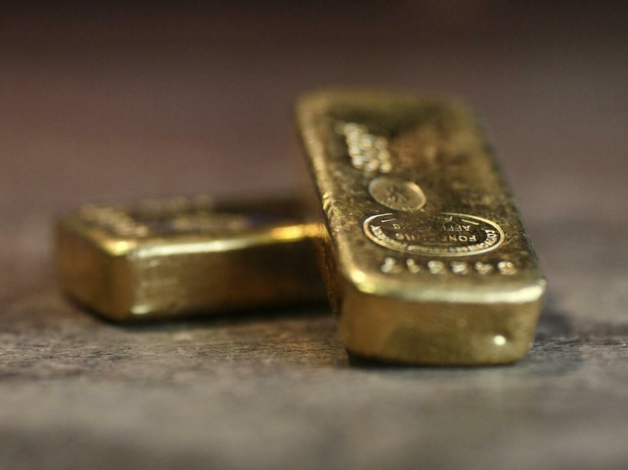 Photo taken on April 29, 2010 in Paris shows two gold lingots. France&rsquo;s credit rating is not at risk, its budget minister said on April 30, 2010, after debt-ridden fellow eurozone members Greece, Portugal and Spain saw theirs downgraded. AFP PHOTO THOMAS COEX (Photo by THOMAS COEX / AFP)