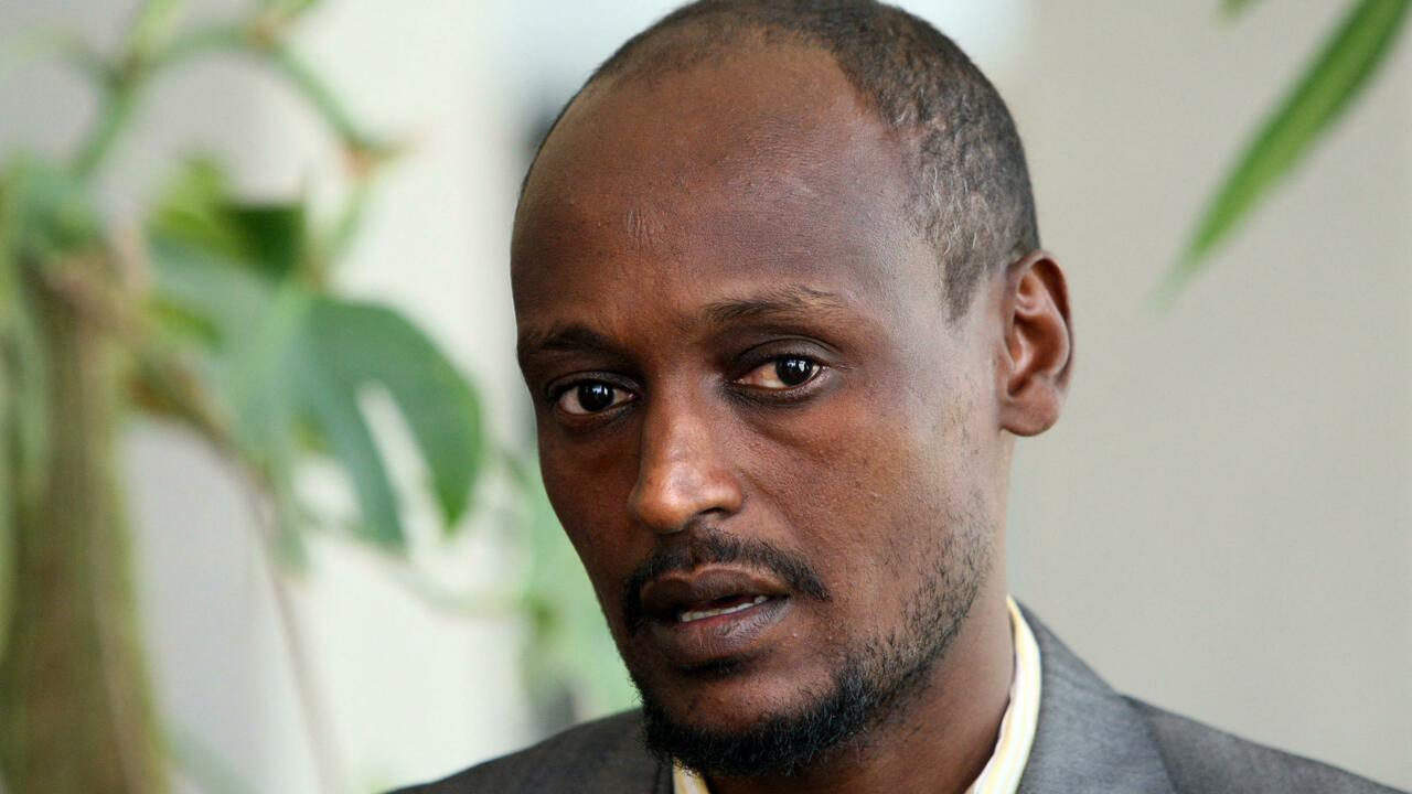 Former Chadian rebel leader Yaya Dillo Djerou, who announced 10 November 2007 that he rallied the regime of President Idris Deby Itno, gives a interview in a hotel in N&rsquo;Djamena, 10 November 2007. Djerou is one of he founders of the Platform for Change, Unity and Democracy, a Chadian rebel group and subgroup within the United Front for Democratic Change rebel alliance. He said 10 November 2007 that he would make rebels disarm within days. AFP PHOTO / THOMAS COEX (Photo by THOMAS COEX / POOL / AFP)