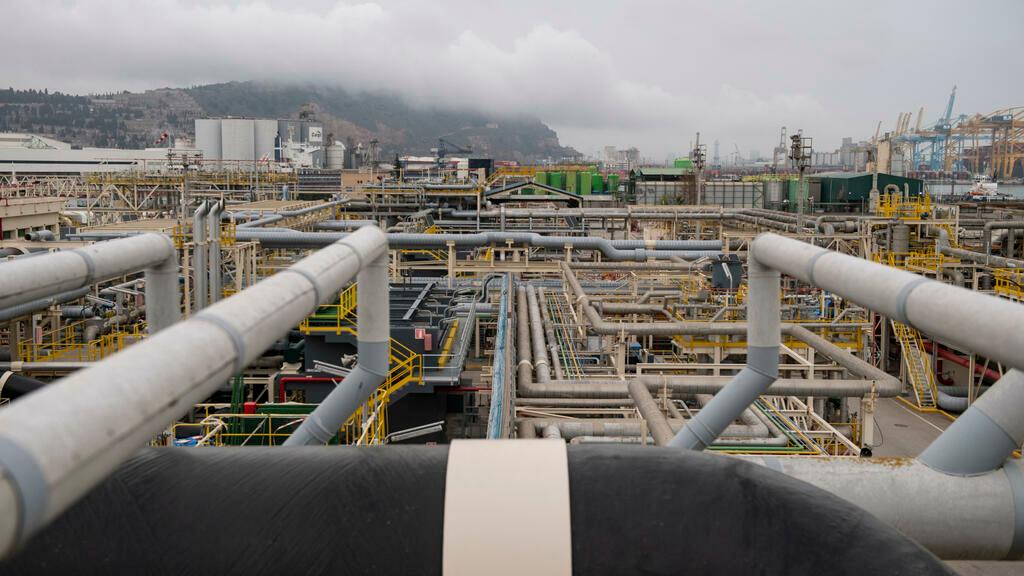 (FILES) This file photo taken on March 29, 2022 shows a general view of the Barcelona&rsquo;s Enagas regasification plant, the oldest in continental Europe, located at the Muelle de la Energia in the port of Barcelona, during a visit for the international press. – Since the invasion of Ukraine, Spain has been calling for the revival of the MidCat gas pipeline project, intended to strengthen its gas interconnection with France and the EU&rsquo;s energy independence from Russia. An ambitious goal which comes up against several obstacles. (Photo by Josep LAGO / AFP)