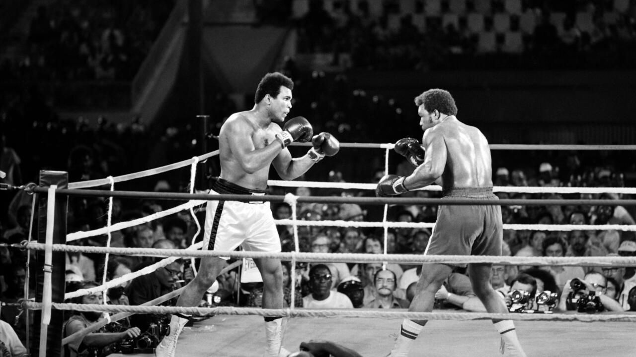 Former world heavyweight champion Muhammad Ali (L) and titleholder US George Foreman (R) fight on October 30, 1974 in Kinshasa, Zaire during their world heavyweight championship match. Ali won by knocking out Foreman in the eighth round. / AFP PHOTO / –
