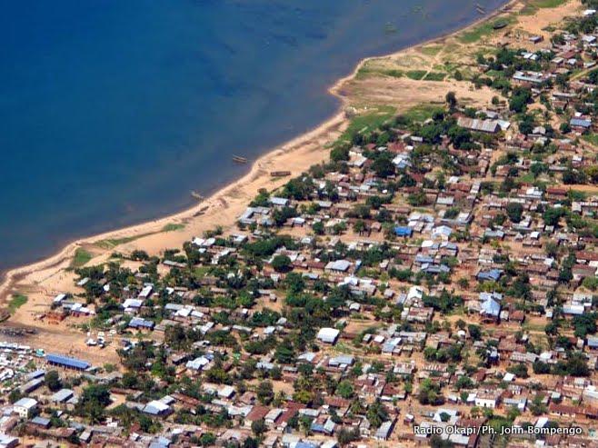 Une vue aérienne de la cité d’Uvira, de territoire du même nom, dans la province du Sud-Kivu (RDC).