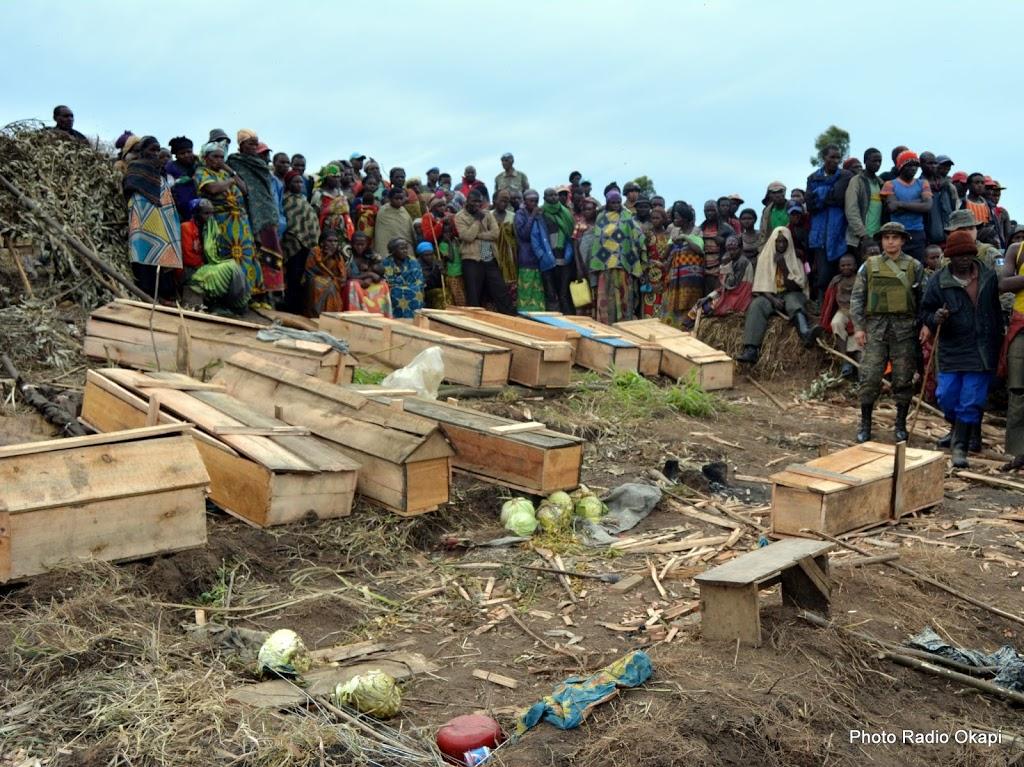 Inhumation de 29 civils victimes de massacre au village Luhanga (Nord-Kivu). Lundi 28/11/2016. Ph. Radio Okapi/Alain Kyalemaninwa Wandimoyi