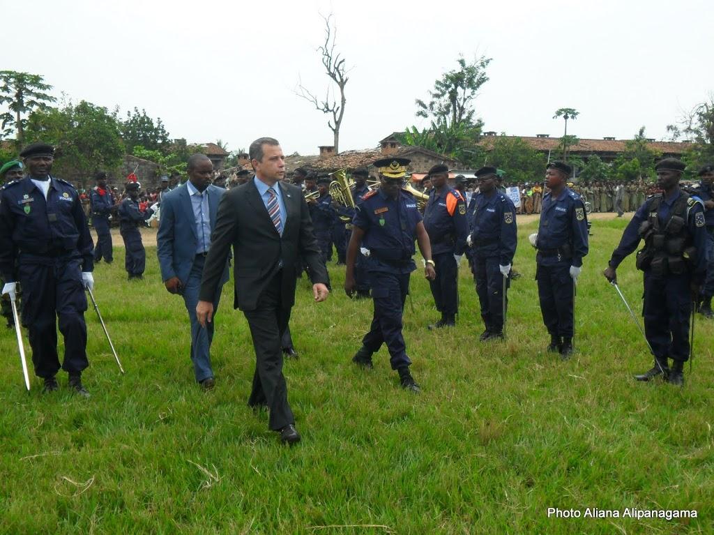 Jean Bamanisa, gouverneur de la Province Orientale, en train de passer en revue les forces de police (Photo Aliana Alipanagama)