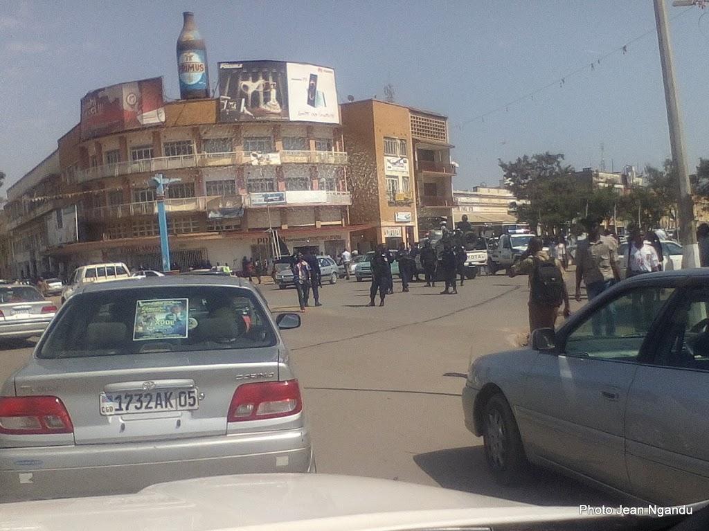 Des policiers déployés au centre-ville de Lubumbashi le 26 mai 2016 alors que l’opposition a appelé à une marche. Photo Radio Okapi/Jean Ngandu.