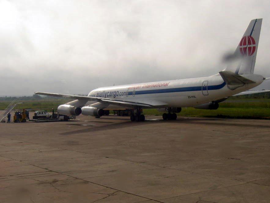 Un cargo à l’aéroport de Luano à Lubumbahi. patpozaire.free.fr