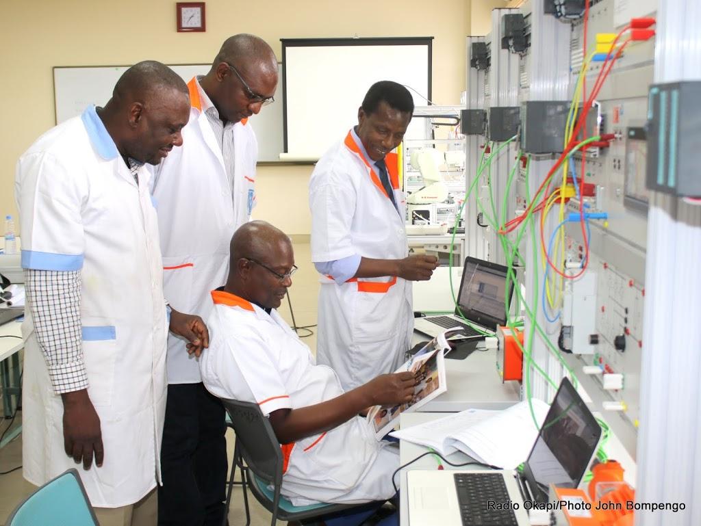 Des formateurs de l’INPP lors d’une séance de travail dans un laboratoire à Kinshasa, le 28/02/2017. Radio Okapi/Ph. John Bompengo