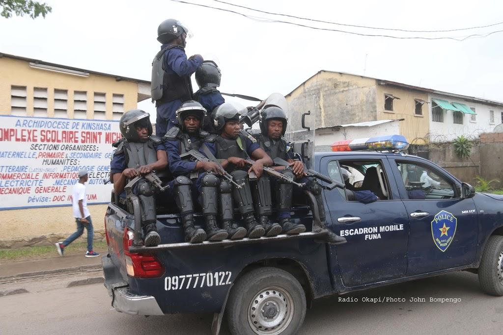 Patrouille de la police devant la paroisse catholique Saint Michel à Kinshasa le 21/01/2018 lors de la marche organisée par les laïcs catholiques. Radio Okapi/Ph. John Bompengo
