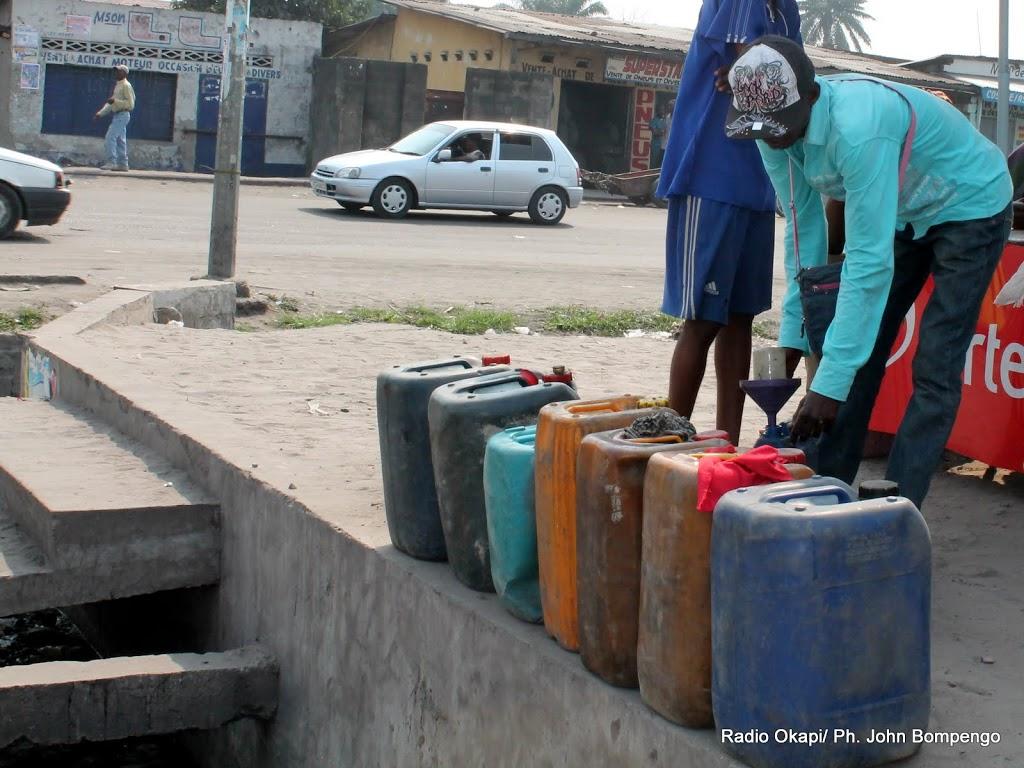 Vendeur de carburant communément appelé «Kadhafi » le long d’une des avenues de Kinshasa le 9/8/2012 .Radio Okapi/ Ph. John Bompengo