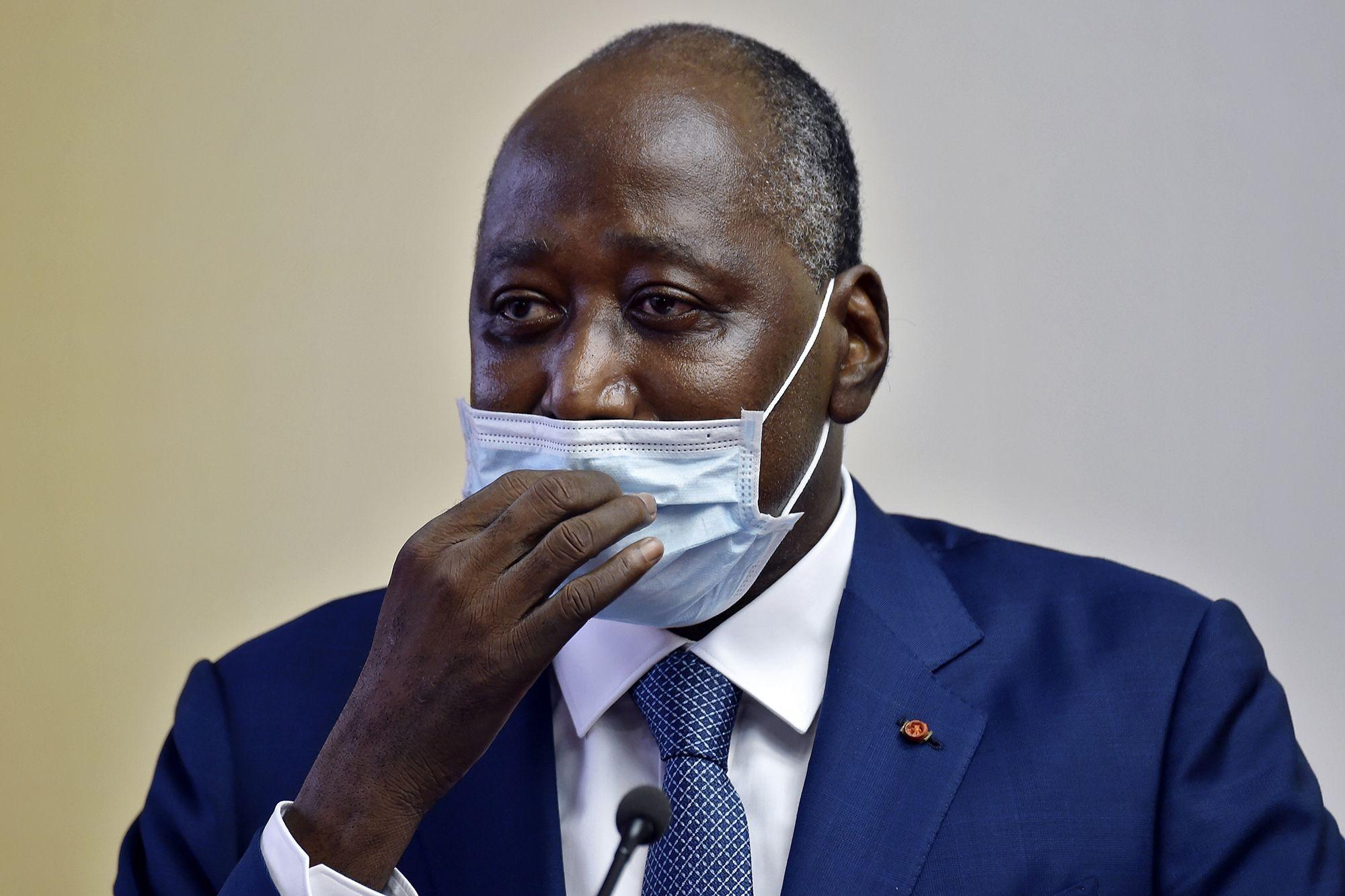 Ivory Coast Prime Minister and ruling party’s candidate in the October 2020 presidential election Amadou Gon Coulibaly, wearing a protective face mask, delivers a speech to members of the government upon his arrival at Felix Houphouet Boigny Airport after « recovering » in France following heart problems in Abdijan on July 2, 2020. (Photo by SIA KAMBOU / AFP)
