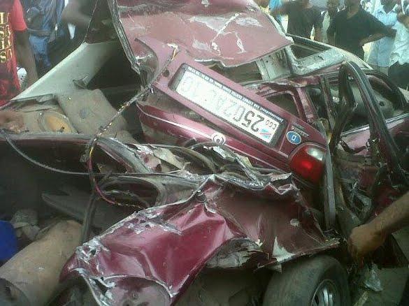 La voiture d’un joueur du DCMP, Mbidi, accidenté jeudi 28 mars, après avoir été percuté par un camion des militaires. 3 de ses coéquipiers sont morts/ Ph Droits tiers
