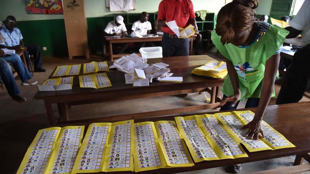 Election workers count votes after polls closed during the presidential and legislatives elections in Bangui’s city center on December 30, 2015. Voters in the Central African Republic flocked to the polls on December 30 in presidential and parliamentary elections seen as vital to restore stability after years of inter-religious bloodshed. / AFP / ISSOUF SANOGO
