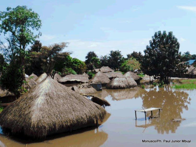 Un village de Dungu inondé après la montée des eaux du lac Albert (Novembre 2012)