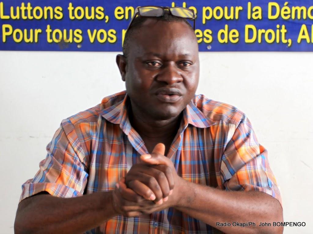 Robert ILUNGA, directeur exécutif de l’ONG les Amis de Nelson Mandela pour la Défense de Droits Humains(ANMDDH) le 6/05/2013 à Kinshasa, lors d’une conférence de presse. Radio Okapi/Ph. John Bompengo