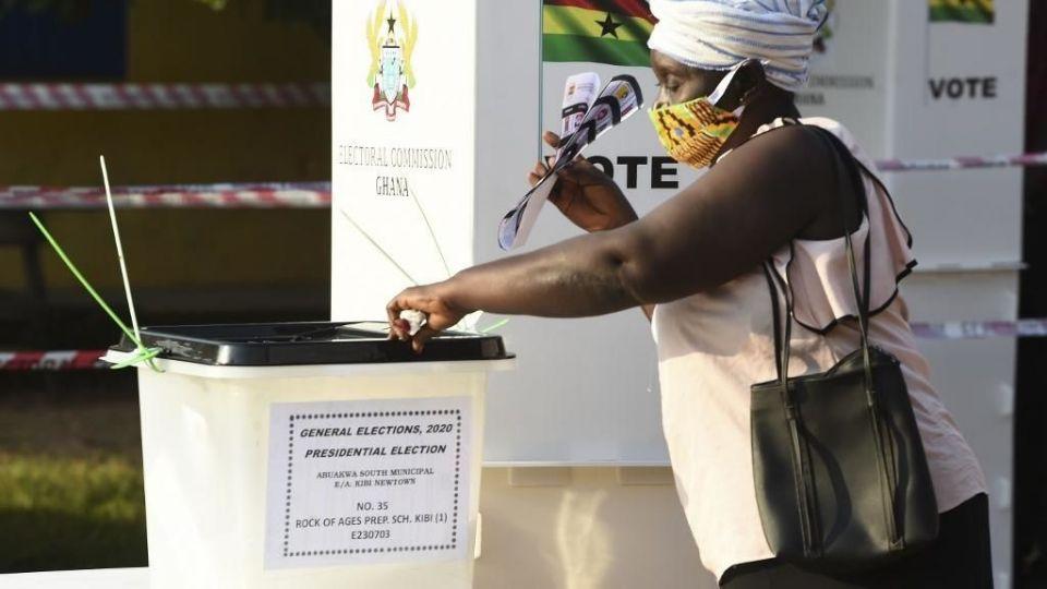 A woman votes for the parliamentary and presidential election at a polling station on December 7, 2020 in Jamestown. – More than 17 million people are eligible to vote in presidential and parliamentary elections in Ghana with the race for the top job expected to be a close-run fight between incumbent Nana Akufo-Addo and longtime opponent John Mahama. (Photo by PIUS UTOMI EKPEI / AFP)