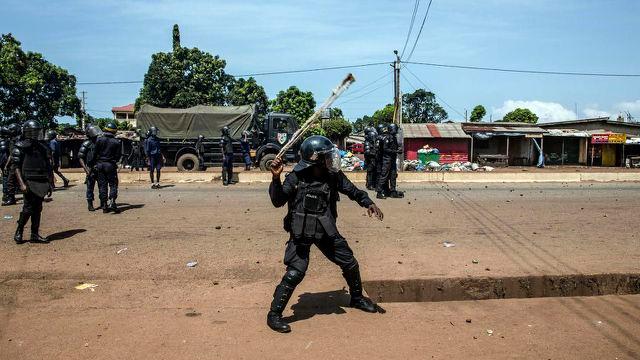 Police engage supporters of Guinean opposition leader Cellou Dalein Diallo demonstrating in Conakry, Guinea, Wednesday, Oct. 21, 2020. Diallo declared himself winner against incumbent President Alpha Conde in Sunday’s presidential elections.(AP Photo/Sadak Souici)