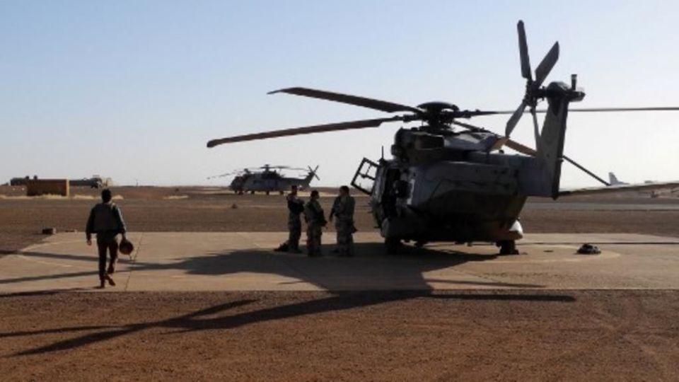Soldiers of France’s Barkhane mission stand next to a NH90 Caiman transport helicopter on the military base in Gao on November 1, 2017 as a joint anti-jihadist force linking countries in the Sahel began operations. (Photo by Daphné BENOIT / AFP)