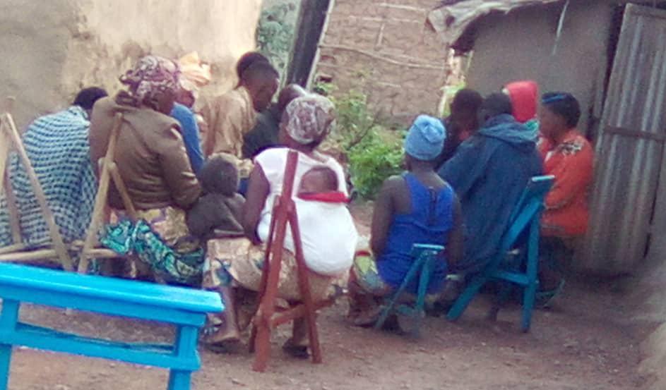 Les membres d’un groupe d’épargne en pleine activité