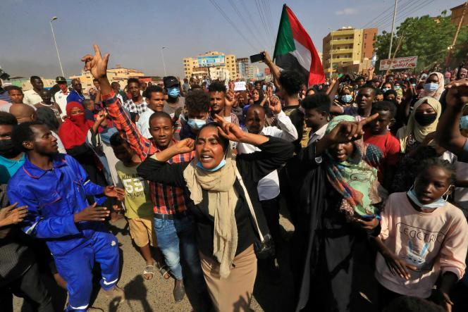 Sudanese protesters march in 60th Street in the capital Khartoum, to denounce overnight detentions by the army of members of Sudan’s government, on October 25, 2021. Armed forces detained Sudan’s Prime Minister over his refusal to support their « coup », the information ministry said, after weeks of tensions between military and civilian figures who shared power since the ouster of autocrat Omar al-Bashir. (Photo by AFP)