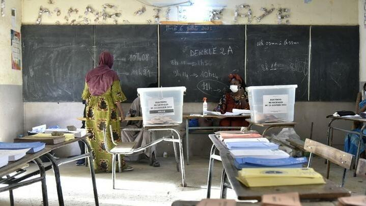 Voters are seen at a voting station in Dakar, on January 23, 2022, during the 2022 municipal elections in Senegal. – Voters in Senegal went to the polls on Sunday to elect mayors and local representatives in a vote seen as a key test of support for President Macky Sall. The election is the first in the West African country since deadly riots erupted last year following the arrest of opposition leader Ousmane Sonko. (Photo by SEYLLOU / AFP)
