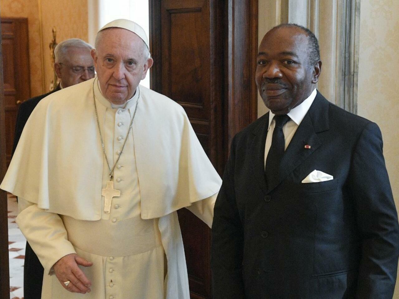 This photo taken and handout on April 28, 2022 by The Vatican Media shows Pope Francis meeting with Gabon’s President, Ali Bongo Ondimba during a private audience in The Vatican. (Photo by Handout / VATICAN MEDIA / AFP) / RESTRICTED TO EDITORIAL USE – MANDATORY CREDIT « AFP PHOTO / VATICAN MEDIA » – NO MARKETING – NO ADVERTISING CAMPAIGNS – DISTRIBUTED AS A SERVICE TO CLIENTS