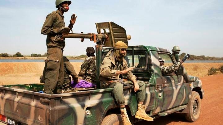 Malian soldiers ride in a Malian army pickup truck in Diabaly January 26, 2013. REUTERS/Joe Penney (MALI – Tags: MILITARY CIVIL UNREST POLITICS CONFLICT)