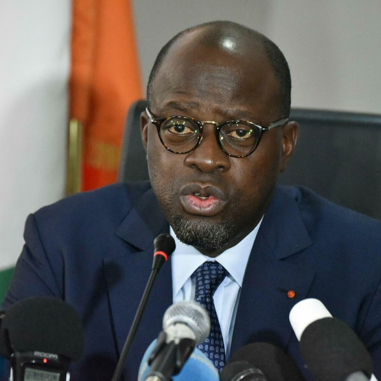 Ivorian Defence minister Alain-Richard Donwahi gives a press conference, on May 16, 2017 in Abijan, after reaching agreement with rebel soldiers. – Rebel soldiers in Ivory Coast on Tuesday agreed to end a four-day mutiny which drew in troops from across the country after reaching agreement with the government over a wages dispute. (Photo by Sia KAMBOU / AFP)