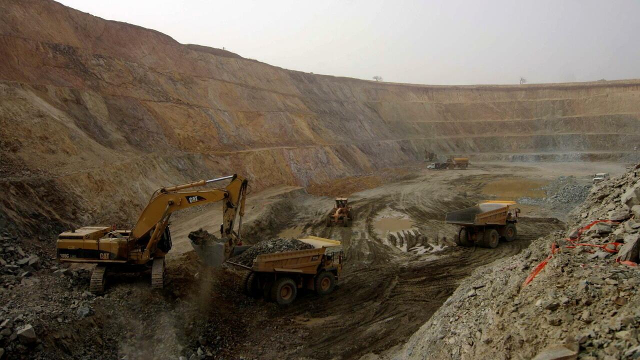 FILE PHOTO: A shovel scoops up earth from one of two active pits at the Taparko-Bouroum gold mine site in northern Burkina Faso March 11, 2009. REUTERS/Katrina Manson/File Photo