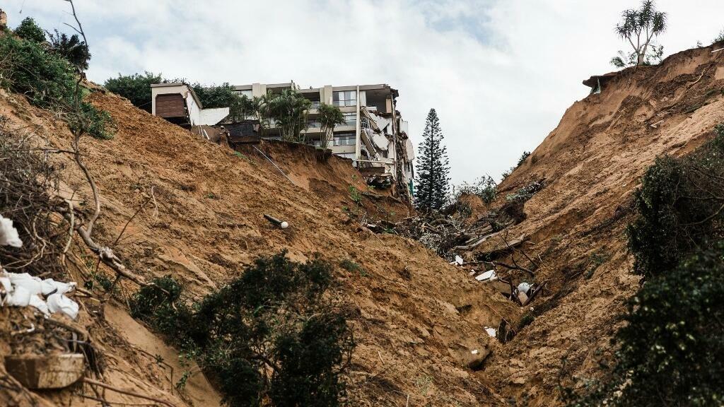 A general view of a mudslide that damaged houses and infrastructures in April 2022 is seen on May 22, 2022 during heavy rains and winds in Umdloti north of Durban, on May 22, 2022. – Floods, mudslides and rainstorms struck the South African port city of Durban and surrounding KwaZulu-Natal province. (Photo by RAJESH JANTILAL / AFP)