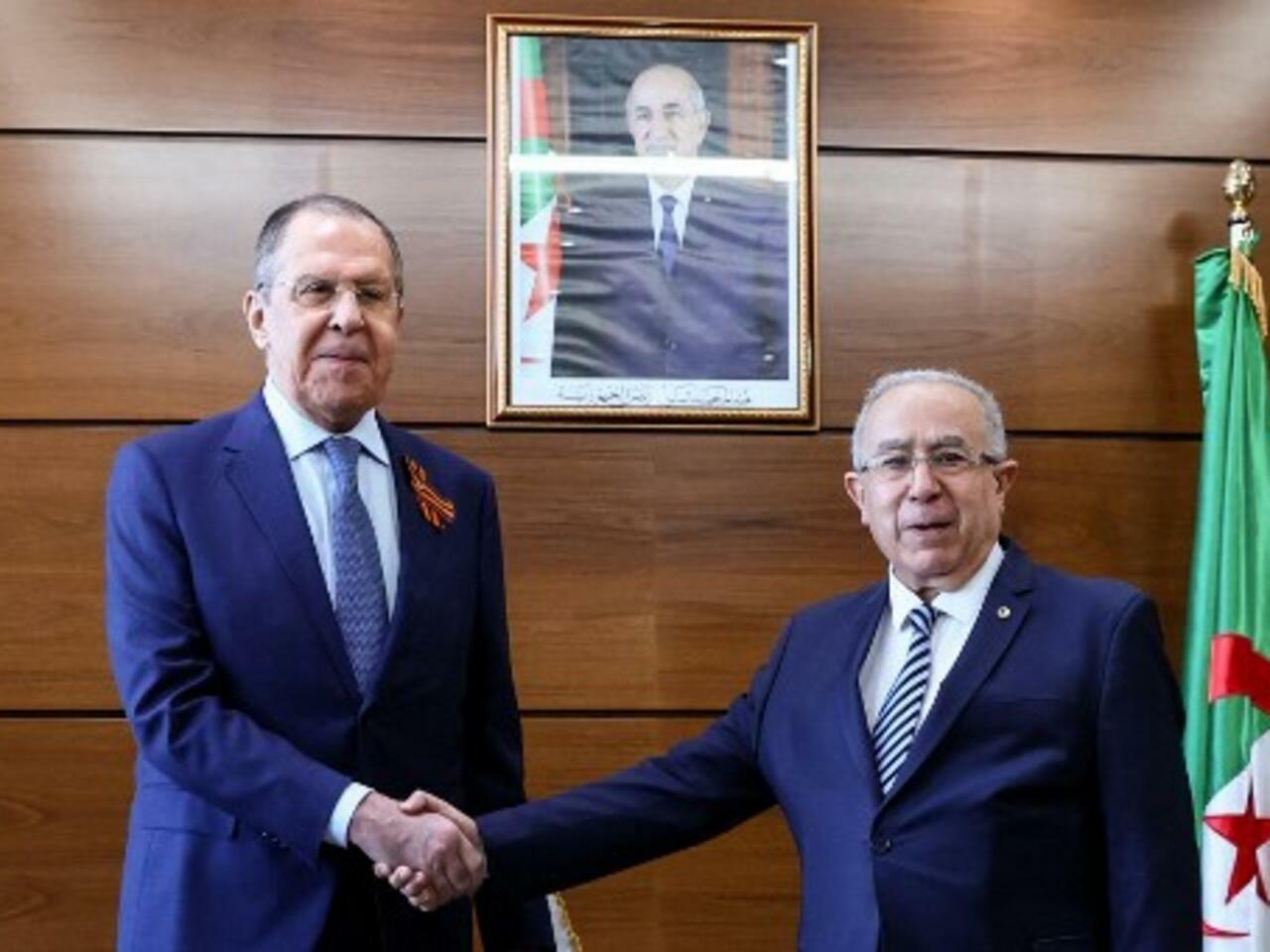 A handout picture taken and released by the Russian Foreign Ministry press service shows Russian Foreign Minister Sergei Lavrov (L) shake hands with Algeria’s Foreign Minister Ramtane Lamamra during their meeting in Algiers on May 10, 2022. (Photo by Handout / RUSSIAN FOREIGN MINISTRY / AFP) / RESTRICTED TO EDITORIAL USE – MANDATORY CREDIT « AFP PHOTO / RUSSIAN FOREIGN MINISTRY » – NO MARKETING – NO ADVERTISING CAMPAIGNS – DISTRIBUTED AS A SERVICE TO CLIENTS