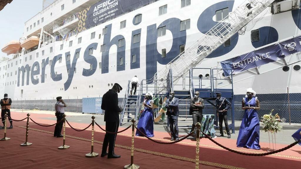 The Global Mercy, the biggest hotipal ship in the world is seen docking on May 30, 2022 on the quay of the port of Dakar during its inauguration. – The Global Mercy, the largest civilian hospital ship in the world, made its debut in Africa in the port of Dakar where it will stay for four weeks to train health professionals. This giant – measuring 174 meters long by 28.6 meters wide and comprising 12 bridges – arrived Friday in the port of the Senegalese capital where it is visible from afar, and will remain there for four weeks until the end of June, before return in 2023 to provide surgical care to underprivileged populations. (Photo by SEYLLOU / AFP)