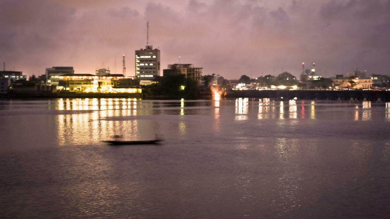 Blick auf die Stadt Cotonou, Benin Rights-Managed Image – Lizenzpflichtiges Bildmaterial – (c) by LOOK-foto – JEGLICHE VERWENDUNG nur gegen HONORAR und BELEG – Werbliche Nutzung nur nach schriftlicher Freigabe – Es gelten die AGB von LOOK-foto – Tel. +49(0)89.544 233-0, Fax -22, info@look-foto.de, LOOK GmbH, Muellerstr. 42, 80469 Muenchen – www.look-foto.de