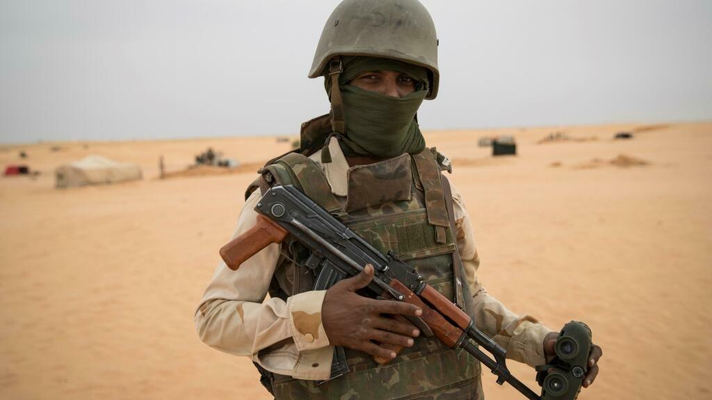 A Mauritanian soldier stands guard at a G5 Sahel task force command post, on November 22, 2018, in the southeast of Mauritania near the border with Mali. – Remote villages near the border with Mali, have long been neglected by authorities, making them easier prey for jihadists and other armed groups that have proliferated in Africa’s Sahel region. Now they are at the heart of a push to win over grassroots support in Mauritania with authorities ramping up both security operations and infrastructure development to stop the spread of extremism. (Photo by THOMAS SAMSON / AFP)