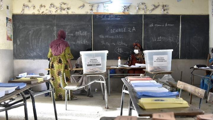 Voters are seen at a voting station in Dakar, on January 23, 2022, during the 2022 municipal elections in Senegal. – Voters in Senegal went to the polls on Sunday to elect mayors and local representatives in a vote seen as a key test of support for President Macky Sall. The election is the first in the West African country since deadly riots erupted last year following the arrest of opposition leader Ousmane Sonko. (Photo by SEYLLOU / AFP)