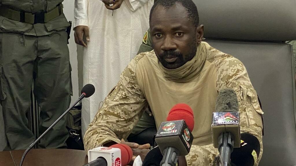 Colonel Assimi Goita speaks to the press at the Malian Ministry of Defence in Bamako, Mali, on August 19, 2020 after confirming his position as the president of the National Committee for the Salvation of the People (CNSP). – The military junta that took power in Mali on August 19, 2020, asked that the population resume « its activities » and cease « vandalism » the day after the coup that ousted President Ibrahim Boubacar Keita and his government. (Photo by MALIK KONATE / AFP)