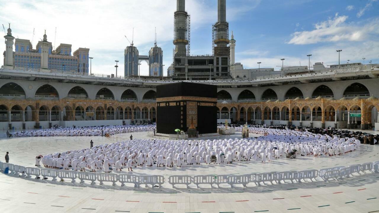 Rows of worshippers pray at the Grand Mosque in Saudi Arabia’s holy city of Mecca, on December 30, 2021, following the imposition of new restrictions due to a surge in COVID-19 cases. – Saudi Arabia on Thursday reimposed social distancing measures at the Grand Mosque in the Muslim holy city of Mecca, after recording the highest number of infections in months. (Photo by AFP)
