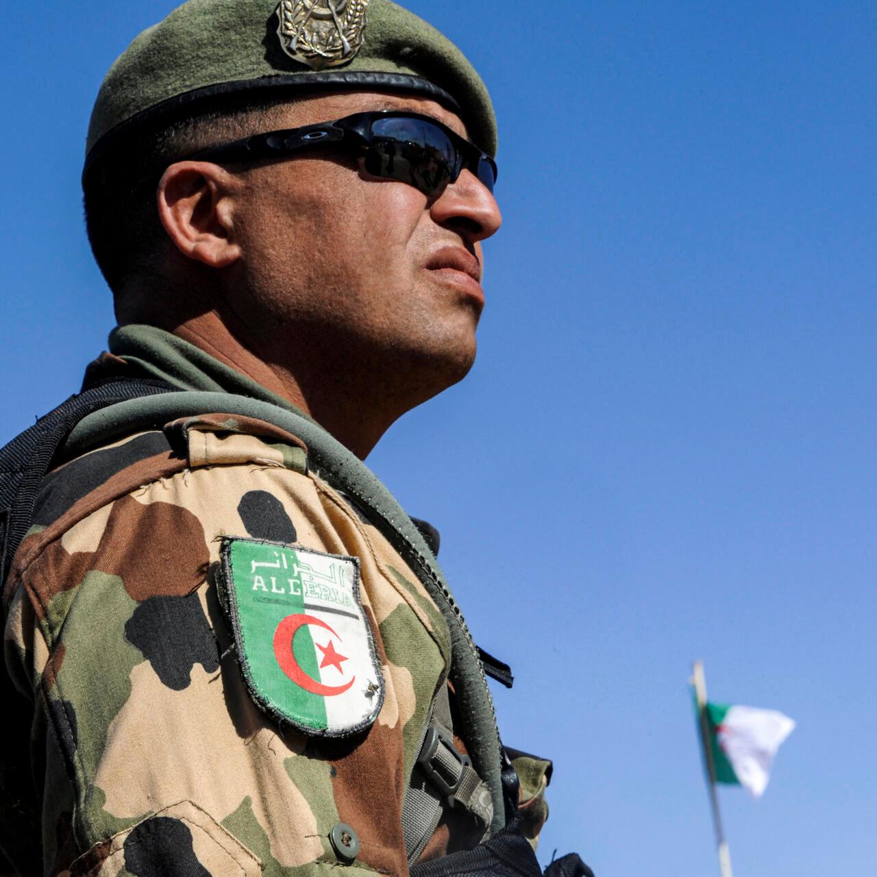 An Algerian soldier stands guard at the Tiguentourine gas complex, in In Amenas, about 1,600 kilometres southeast of the capital on January 31, 2013. – Algerian authorities organised a visit to the Tiguentourine gas plant in In Amenas for more than 120 foreign journalists, two weeks after a group of militants took hostage hundreds of workers from the gas complex. The militant group which had claimed responsibility for the attack said it wanted to avenge French intervention in Mali. (Photo by RYAD KRAMDI / AFP)
