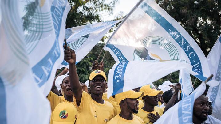 Supporters of Congo’s re-elected President Denis Sassou Nguesso gather to celebrate the election results outside the headquarters of the ruling Congolese Labor Party (PCT) in Brazzaville on March 23, 2021. – Nicknamed the « Emperor » by some peers, Congo’s veteran President Denis Sassou Nguesso won on March 23 another five-year term that will see him steering his country for over four decades. Sassou Nguesso, 77, has already accumulated more than 36 years in office. (Photo by ALEXIS HUGUET / AFP)